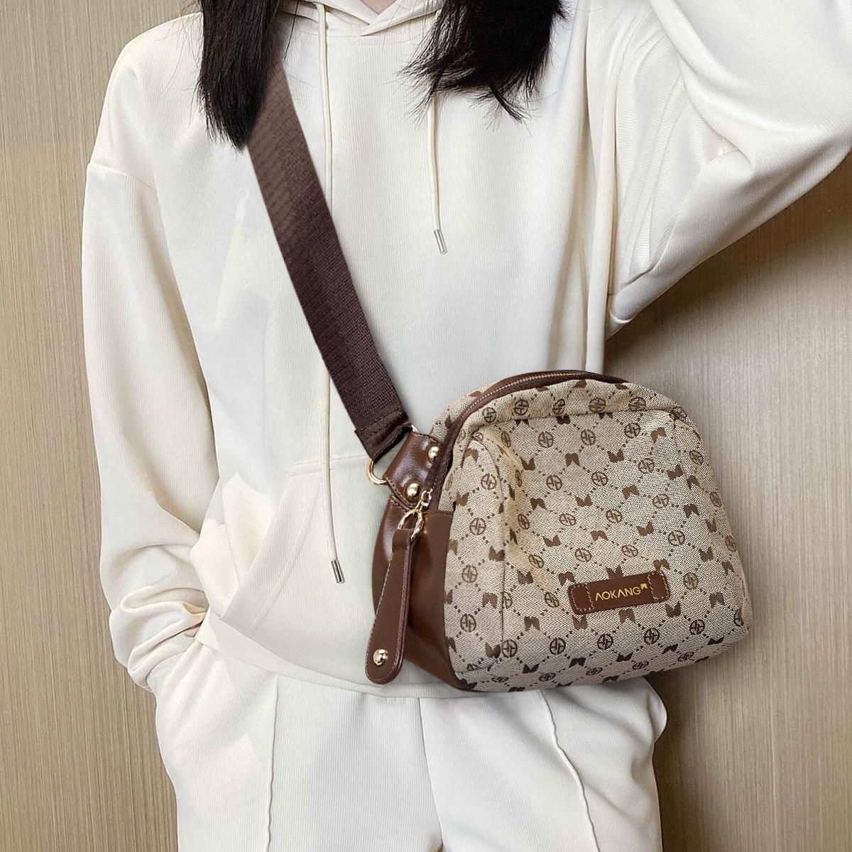 奥康 【时尚印花】斜挎包女包新款单肩包女休闲轻巧包包女腰包 乌木色 均码