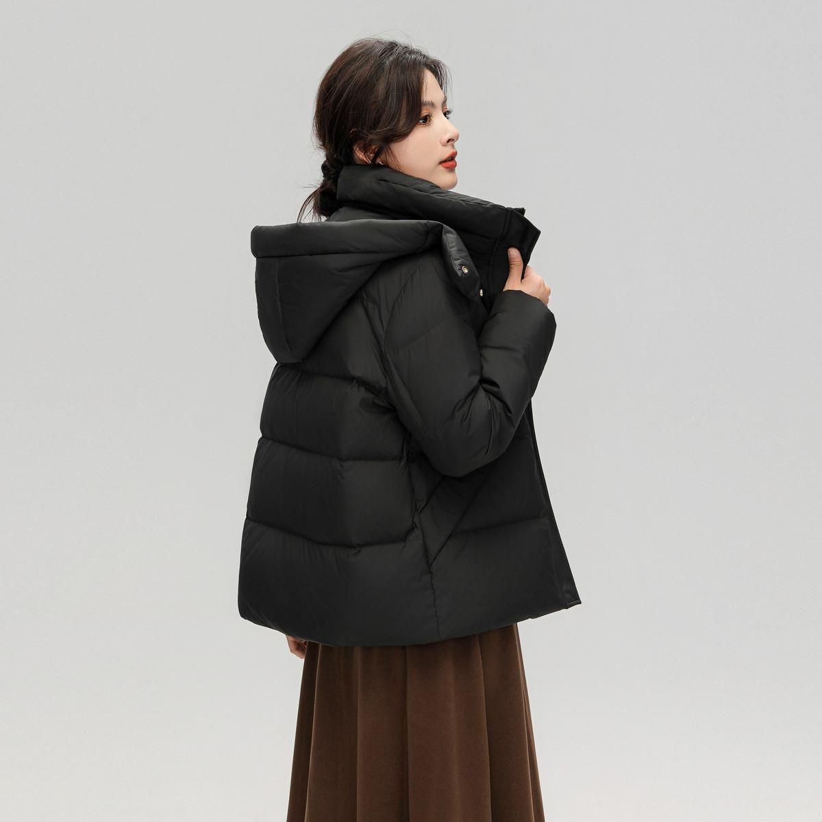 雪中飞 2023秋冬大方立领简约防风保暖时尚休闲女式短款羽绒服