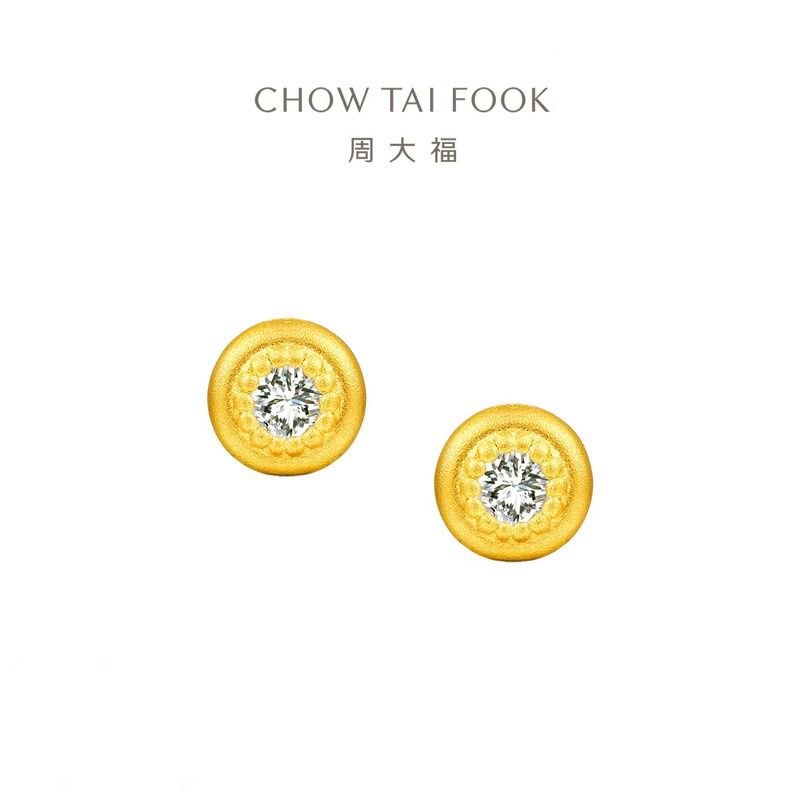 周大福 小汽泡经典款养耳洞足金黄金镶钻耳钉女ERU114