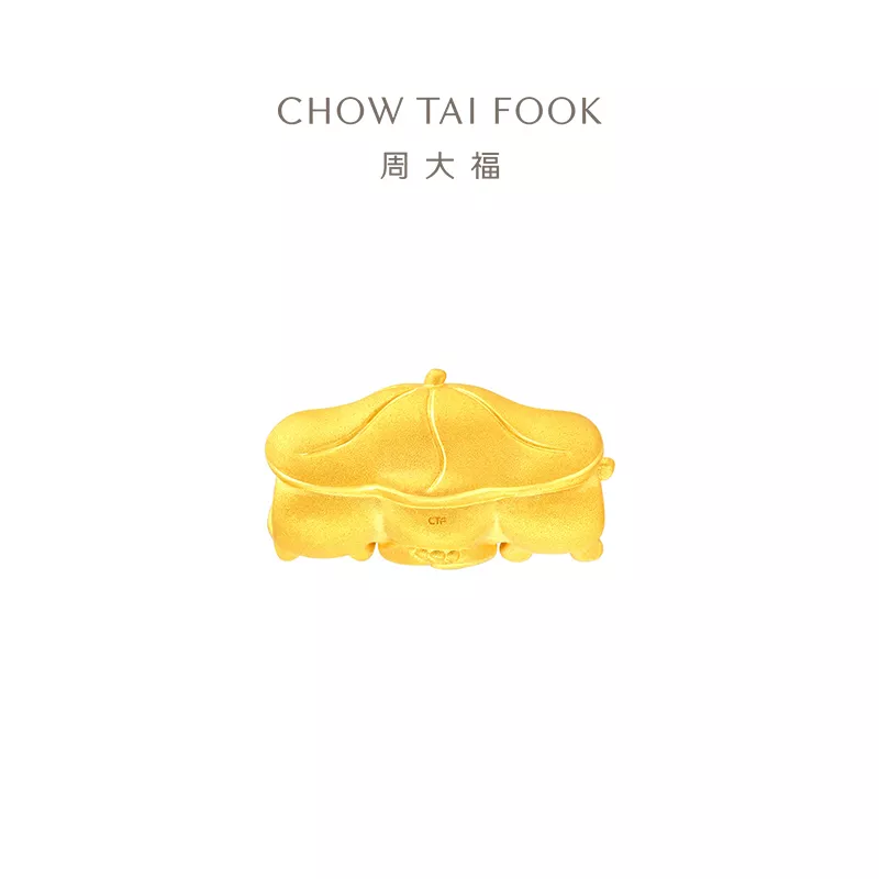周大福 蛇年生肖三合荷下牛蛇鸡黄金吊坠转运珠女定价R35973